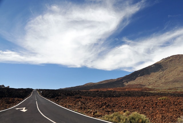 Straße im Krater des Teide auf Teneriffa
